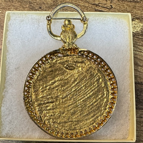 Regal Gold and Black Lion Crest Brooch - Picture 3 of 4